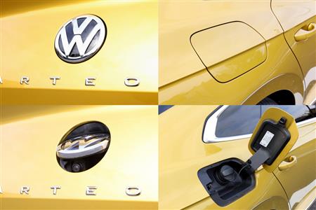 ＶＷおなじみ、リアハッチに装備されたエンブレム兼ハッチハンドル兼格納式カメラ。ギアをリバースに入れるとカメラが顔を出す。（左）フュエルリッドはスマートキーを持って近くにいれば常時解除、そのまま手で開けられる。（右）ＶＷ・アルテオン