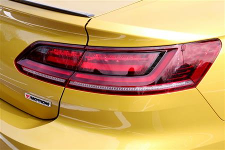 流れるウインカーを採用し、サイドに大きく回り込んだ細目のリアコンビランプ。ＶＷ・アルテオン