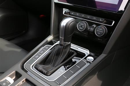 アルミと本革コンビのシフトレバー。剛性が高く、操作するたびに満足度が少しずつ上がっていく。ＶＷ・アルテオン