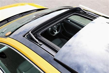 ガラスルーフの開口面積はそれほど大きくない。開かなくてもいいから、ヴァリアント系やミニバン系のようにガラス面積だけはもうちょっと広くしてほしい。ＶＷ・アルテオン