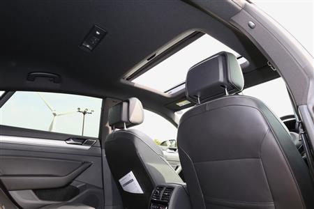 ガラスルーフを開けると前席頭上から陽光が差し込み、キャビンがパッと明るくなる。ＶＷ・アルテオン