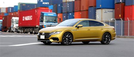 色とりどりのコンテナとボディーカラーのコントラストが面白い。品川ふ頭にて。ＶＷ・アルテオン