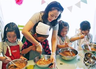 青木暁子さんが近所の子供たちを集めて開いたお菓子教室=東京都中央区 青木暁子さんが近所の子供たちを集めて開いたお菓子教室=東京都中央区