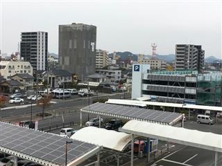 川内駅に整備された太陽光発電設備＝鹿児島県薩摩川内市