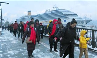 長崎港に入港したクルーズ船から下りた中国人ツアー客ら＝１月、長崎市