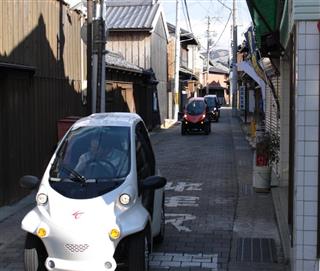 体験試乗で狭い道路を走行するコムス＝和歌山県湯浅町