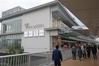 駅間の自由通路沿いにオープンした商業施設「ビナガーデンズテラス」＝神奈川県海老名市