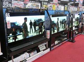ヨドバシカメラマルチメディアAkibaのテレビ売り場。有機ELテレビは値下がりし、販売も好調だ=15日、東京都千代田区 ヨドバシカメラマルチメディアAkibaのテレビ売り場。有機ELテレビは値下がりし、販売も好調だ=15日、東京都千代田区