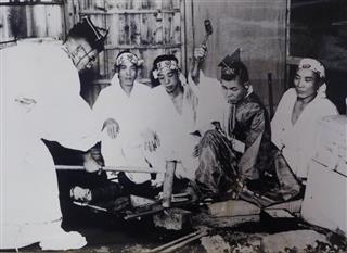 小づちを振り上げ刀を鍛えている源景勝（右から２人目）