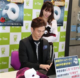 確定申告をPRする劇団四季の鈴木涼太さんと苫田亜沙子さん=14日、京都市下京区の京都劇場(桑村大撮影) 確定申告をPRする劇団四季の鈴木涼太さんと苫田亜沙子さん=14日、京都市下京区の京都劇場(桑村大撮影)