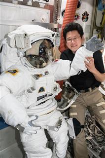 国際宇宙ステーション内で宇宙服を持つ金井宣茂さん＝１月（ＪＡＸＡ、ＮＡＳＡ提供）
