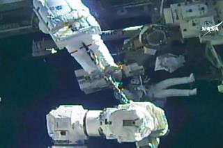 船外活動をする金井宣茂さん（中央奥）＝日本時間１６日夜（ＮＡＳＡテレビから）