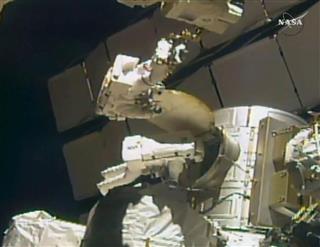 国際宇宙ステーションで船外活動する金井宣茂さん（中央下）（ＮＡＳＡテレビ提供）