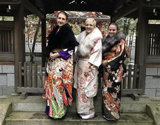 着物を着て近所の神社へ。カメラマンを派遣して撮影もできる