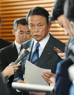 閣議後、記者の質問に答える麻生財務相＝１６日午前、首相官邸