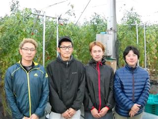 HappyQualityの宮地誠社長(左)とサンファーム中山の玉井大悟社長(右)ら=静岡県袋井市 HappyQualityの宮地誠社長(左)とサンファーム中山の玉井大悟社長(右)ら=静岡県袋井市