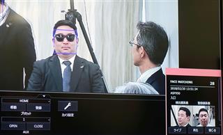 正面写真（右下）だけを登録した男性が、サングラスを着用したり斜めを向いていても検知できるパナソニックの認証ソフトウエアの画面＝２０日