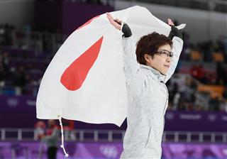 金メダル大本命として臨んだレースで勝ちきった小平。日の丸を手に声援に応えた（撮影・松永渉平）