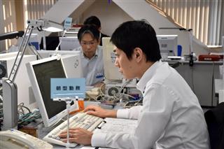 みなと銀行の早朝勤務の様子。時差通勤者は周囲にわかるよう机にプレートを立てる（同行提供）