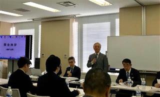 日本酒蔵ツーリズム推進協議会の第2回運営委員会であいさつする細野助博会長=東京都港区 日本酒蔵ツーリズム推進協議会の第2回運営委員会であいさつする細野助博会長=東京都港区