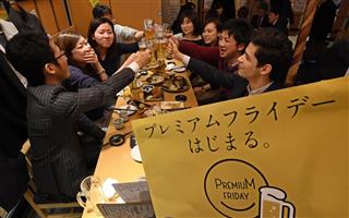 初めての「プレミアムフライデー」となり、サラリーマンらでにぎわう居酒屋＝平成２９年２月２４日、大阪市北区