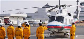 到着した県消防防災ヘリ＝２４日、松本市の県営松本空港（太田浩信撮影）