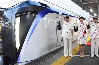 「スーパーあずさ」の新型車両E353系の出発合図を送る女優の清水くるみさん(中央)と長野県松本市の菅谷昭市長(右)ら=23日朝、JR松本駅(三宅真太郎撮影) 「スーパーあずさ」の新型車両E353系の出発合図を送る女優の清水くるみさん(中央)と長野県松本市の菅谷昭市長(右)ら=23日朝、JR松本駅(三宅真太郎撮影)