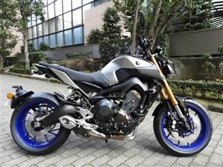 ヤマハ発動機が発売する大型スポーツバイク「ＭＴ－０９」シリーズの上級仕様＝27日、東京都港区
