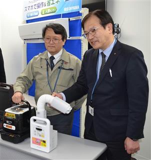 パナソニックやシャープ出身者が開発したルームエアコンを紹介する担当者ら=2017年4月、大阪市中央区 パナソニックやシャープ出身者が開発したルームエアコンを紹介する担当者ら=2017年4月、大阪市中央区