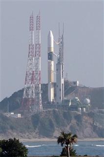 政府の情報収集衛星光学6号機を搭載し、打ち上げ準備作業が続くH2Aロケット38号機=平成30年2月27日、鹿児島県南種子町の種子島宇宙センター(草下健夫撮影) 政府の情報収集衛星光学6号機を搭載し、打ち上げ準備作業が続くH2Aロケット38号機=平成30年2月27日、鹿児島県南種子町の種子島宇宙センター(草下健夫撮影)