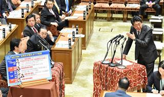 衆院予算委員会で、希望の党の玉木雄一郎代表（左手前）の質問に答弁する安倍晋三首相＝２６日午後、衆院第１委員室（斎藤良雄撮影）