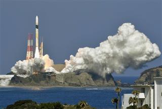 情報収集衛星「光学6号機」を載せ打ち上げられるH2Aロケット38号機=27日午後1時34分、鹿児島県の種子島宇宙センター 情報収集衛星「光学6号機」を載せ打ち上げられるH2Aロケット38号機=27日午後1時34分、鹿児島県の種子島宇宙センター