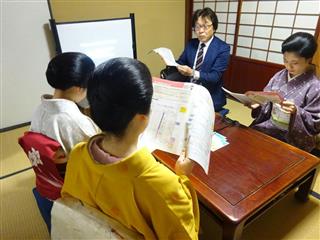 税理士から確定申告のポイントについて説明を受ける３人の芸妓＝金沢市