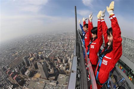 動画 足がすくむ 大阪 あべのハルカス屋外デッキ公開 スリル満点 ３００ｍ最頂部を命綱つけて歩く Sankeibiz サンケイビズ