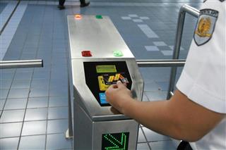 インドネシアの鉄道「ケレタ・コミューター・インドネシア（ＫＣＩ）」の改札で使われる、フェリカ搭載の交通系ＩＣカード（ソニー提供）