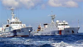 中国公船（右）と並走する海上保安庁巡視船（左）＝２０１３年８月７日、沖縄県石垣市の尖閣諸島周辺海域（石垣市の仲間均市議提供）