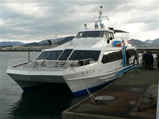 ＪＲ西日本が旅行会社と連携して始めた「せとうち島たびクルーズ」の船＝広島市南区