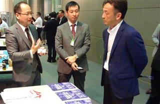 リバネスと日本財団による海洋に関する技術をテーマにしたビジネスコンペに参加したエイシングの出沢純一社長（左）＝２０１７年９月、東京都港区