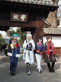 「秘蔵刀剣展」の会場、史跡足利学校には「刀剣乱舞」のキャラクターに扮したコスプレーヤーも数多く訪れた＝足利市昌平町