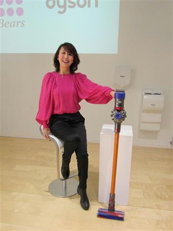 ダイソンの最新型コードレスクリーナーを手にするベアーズの高橋ゆき副社長＝東京都千代田区