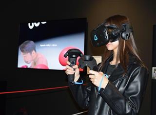 利用者はＶＲゴーグルを装着し、ボクシング元世界王者の八重樫東選手と対戦した＝６日、東京都渋谷区