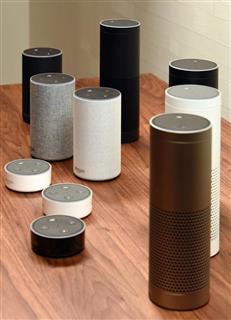 アマゾンジャパンが発表した音声サービス「Amazon Alexa」に対応したスピーカー（左側手前から）「Echo Dot」、「AmazonEcho」、「Echo Plus」（酒巻俊介撮影）