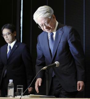 記者会見に臨む神戸製鋼所の川崎博也会長兼社長(右)=6日、東京都中央区 記者会見に臨む神戸製鋼所の川崎博也会長兼社長(右)=6日、東京都中央区