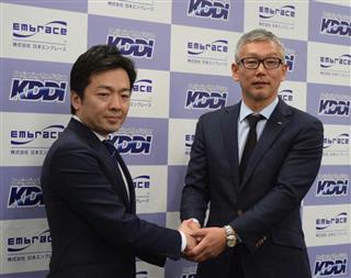 資本業務提携を発表したＫＤＤＩバリュー事業本部の岩崎昭夫担当部長（右）と日本エンブレースの伊東学社長兼ＣＥＯ＝７日、東京都千代田区