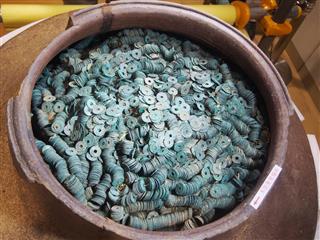 埼玉県蓮田市から出土した埋蔵銭＝９日、同県熊谷市の県埋蔵文化財調査事業団（大楽和範撮影）