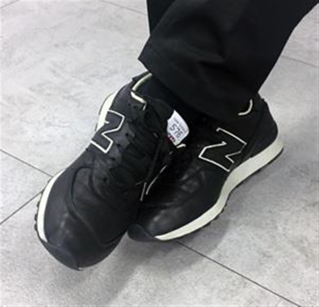 1月中旬に開かれた『ニューバランス 新戦略発表会』に臨む三村氏は「NB」の黒のスニーカーだった