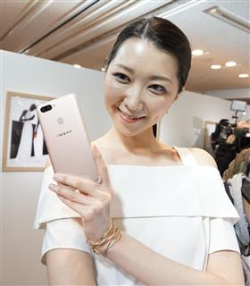 日本市場に参入した中国オッポのスマホ「Ｒ１１ｓ」＝１月３１日、東京都渋谷区