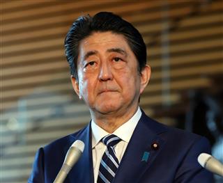 「森友文書」書き換え問題で陳謝する安倍晋三首相。官邸で報道陣の取材に応じた＝１２日午後、官邸（飯田英男撮影）