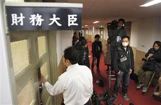 財務省の大臣室前に集まる報道陣=12日午前 財務省の大臣室前に集まる報道陣=12日午前
