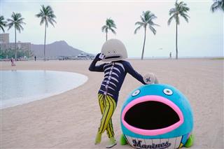 ハワイのビーチに現れたロッテの公式キャラクター「謎の魚」（球団提供）